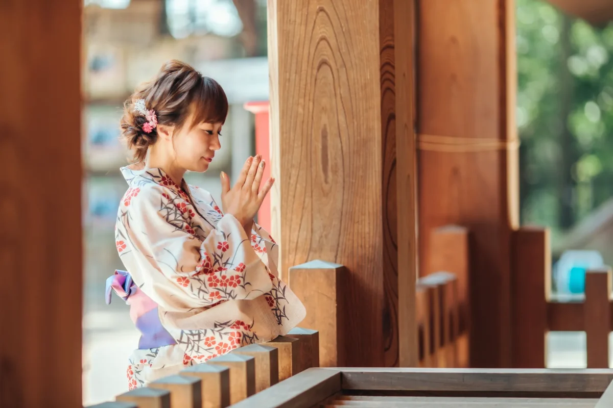 神社にお参りする女性